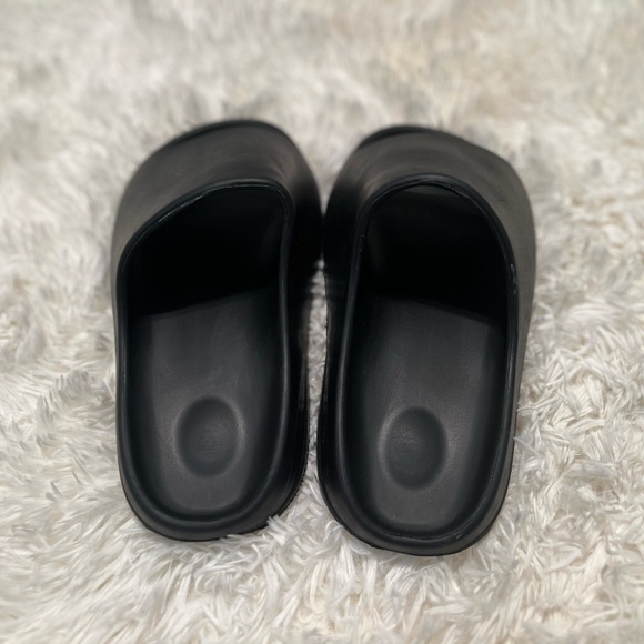 Womens Black slides - Picture 2 of 4